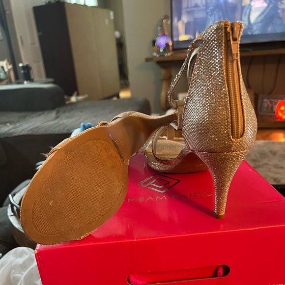 Beautiful gold heels. - Picture 4 of 4